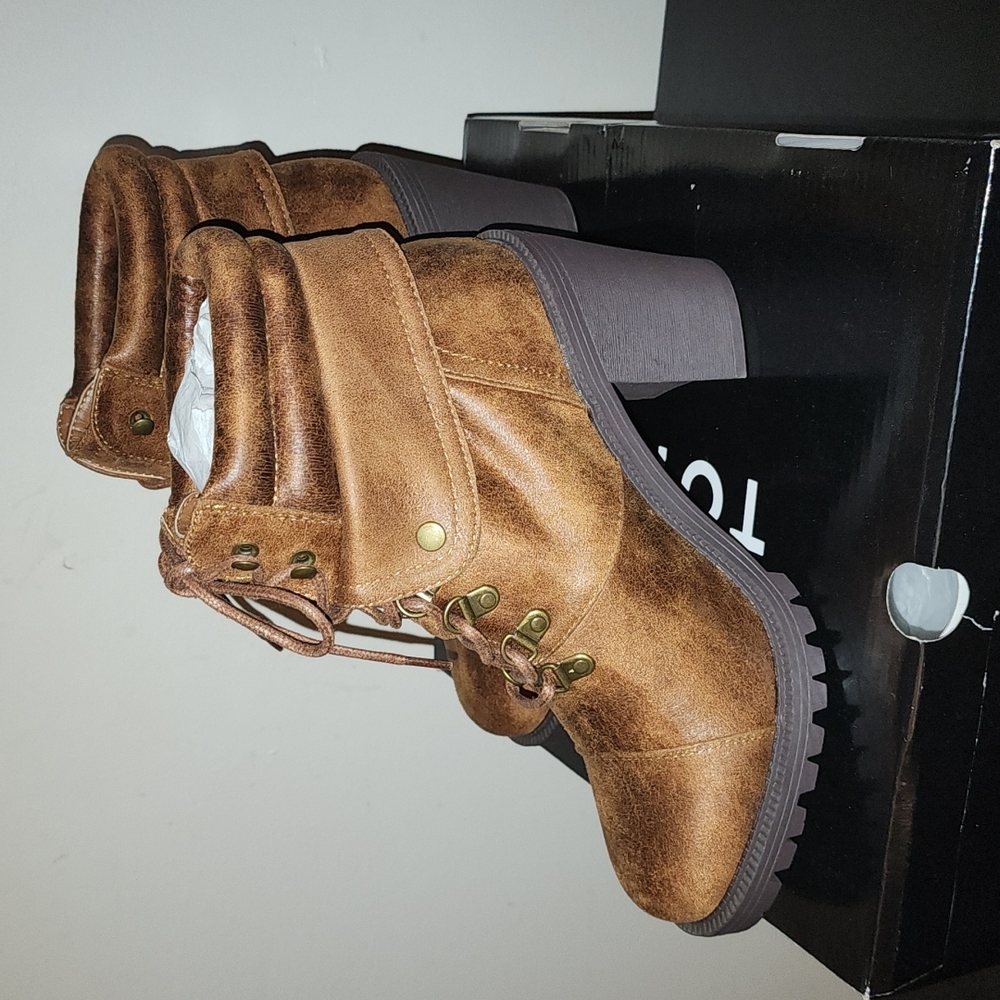 Tan lace up hiker with heel boot. Size 10